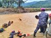Memasuki Hari Kedua Danyonmarhanlan VI Pimpin Pencarian Korban Longsor dan Banjir Luwu