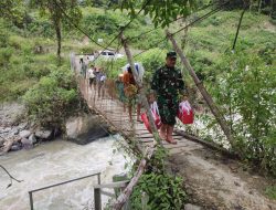 Anggota TNI Koramil Bastem Distribusikan Logistik ke Ranteballa