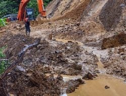 Legislator Gerindra Andi Mammang Turunkan Alat Berat Buka Akses Jalan Akibat Banjir dan Longsor Luwu