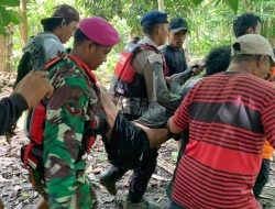 Prajurit Yonmarhanlan VI Turut Evakuasi Dua Korban Banjir Longsor Luwu yang Ditemukan Meninggal