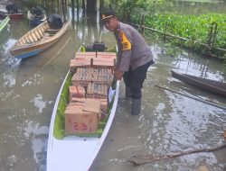 Kapolsek Malangke Barat Kawal Distribusi Bantuan Sembako di Desa Pombakka dengan Perahu Tradisional Menjadi Sarana Utama