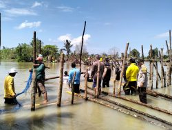 Bhabinkamtibmas Polsek Malangke Barat Bersama Warga Gotong Royong Perbaiki Tanggul Jebol di Desa Pombakka