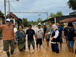 Agussalim Bersama Tim Tanggap Bencana Turun Langsung Bantu Warga Terdampak Banjir