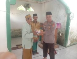Kapolsek Telluwanua Wakili Kapolres Palopo Wakafkan Bantuan Al-qur’an di Masjid Nurul Haq Marobo