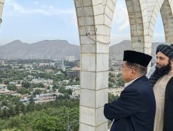 JK Nikmati Indahya Ketinggian Bukit Wazir Akbar Khan di Afghanistan