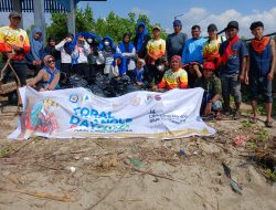 BPSPL Makassar Kolaborasi KK LAWARANI Palopo Bersih Pantai dari Sampah di Songka