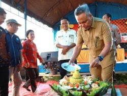 Tingkatkan Produksi, Bupati Lutim Bagikan Pupuk Organik ke Petani di Tarengge