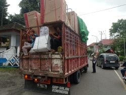 Angkutan Truk ODOL Kena Teguran Polisi Saat Melintas di Plaza Kolam Makale