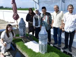 Belajar Bersahabat pada IAS, Ziarahi Makam dan Doakan yang Sudah Meninggal