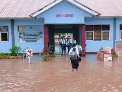 Hari Pertama Sekolah, SMPN 5 Angkona Luwu Timur Terendam Banjir