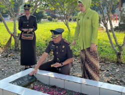 Adhyaksa Luwu Tabur Bunga di TMP