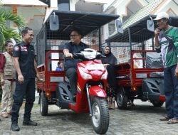 Pj Wali Kota Serahkan Bantuan Tiga Unit Motor Roda 3 untuk Warga Disabilitas dalam Membangun Usaha