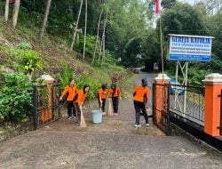 Polwan Mapolres Tana Toraja Bersih-bersih Rumah Ibadah Sambut HUT ke-76