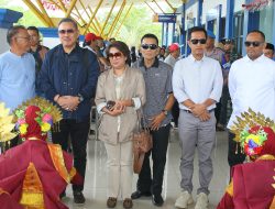 Datang Khusus Antar Trisal-Ome Daftar ke KPU, Anggota DPR RI Terpilih JFK Disambut Tarian Paduppa di Bandara Bua