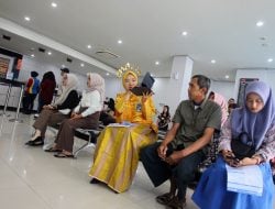 Peringati Harpelnas, BRI Cabang Palopo Layani Nasabah dengan Mengenakan Baju Bodo juga Bagi-bagi Kue Tradisional