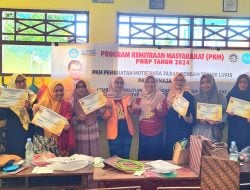 Tim PKM PKK UNM Latih Remaja dan Ibu Rumah Tangga Membuat Motif pada Jilbab dengan Teknik Melukis