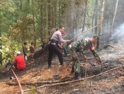 Kebakaran Lahan Akibat Bakar Sampah, Personel Polres Tator Bantu Padamkan Api