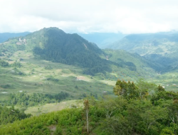 Dosen dan Mahasiswa UMPalopo Menyusuri Potensi Wisata Paralayang Buntu Todan dan Danau Rantena Limbong di Desa Marampa