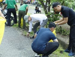 Pj Wali Kota Cabut Rumput di Terminal