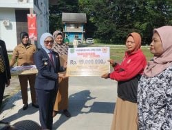 Bupati Indah Serahkan Bonus Peraih Medali Di PON dan Paralimpic  Rp106 Juta