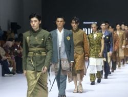 Intip Kain Songket Fusion Budaya Tradisional dan Modern Karya UMKM Binaan Pupuk Indonesia di Jakarta Fashion Week 2025