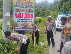 Polisi Pasang Baliho Imbauan Rawan Longsor di Luwu Utara