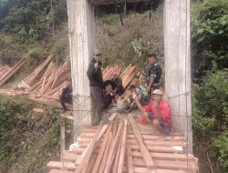 Koramil Bastem Gotong Royong Perbaikan Jembatan