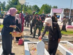 Bersama Forkopimda, Bupati Indah Tabur Bunga di TMP Masamba pada Peringatan Hari Pahlawan 10 November 2024