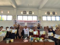 Wow, Lihat Serunya Ibu Rumah Tangga dan Remaja Putri di Wonomulyo Latihan Membuat Brownies Donat yang Digagas Dosen LP2M UNM