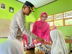 Kapolres Luwu Utara Didampingi Istri Bagikan Makanan Bergizi Gratis ke Siswa SDN 111 Maipi