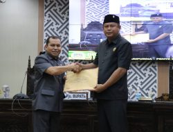 Pjs Bupati Serahkan Ranperda APBD 2025 ke DPRD