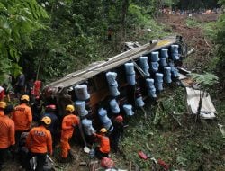 Hindari Tangki BBM, Bus Terjun ke Jurang Sedalam 30 Meter di Battang