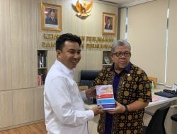 Andi Rahim Bupati Terpilih, Dapat Hadiah Buku Dari Wamen Perumahan Rakyat Fahri Hamzah