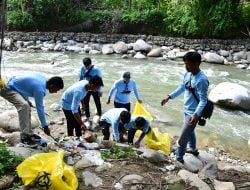 Dinas Sosial-DLH Gelar Bakti Sosial Sisir Bersihkan Sungai Latuppa