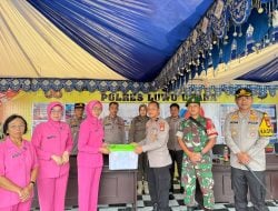 Kapolres Lutra Bersama Ketua Bhayangkari Bagikan Bingkisan Sebagai Apresiasi Kepada Petugas Operasi Lilin 2024