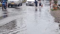 Genangan Air Hujan di Jalan Trans Sulawesi Palopo Dijadikan “Kolam Renang” oleh Anak-anak