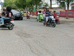 Aspal Rusak Bahayakan Pengguna Jalan di Pertigaan Jl. Andi Djemma -Jl. Ahmad Razak