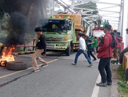 Tuntut Pembentukan Luwu Tengah, Ratusan Mahasiswa Wija To Luwu Blokade Jalan Trans Sulawesi