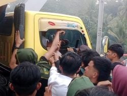 Nekat Ingin Terobos Barisan Pendemo, Sopir Mobil Tongkang Nyaris Diamuk