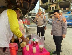 Wujudkan Kepedulian di Bulan Ramadan, Kapolres Toraja Utara Berbagi Takjil di Rantepao