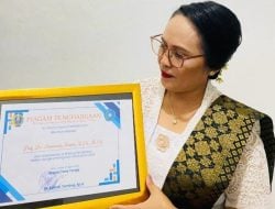 Dekan Sekolah Pascasarjana UKI Toraja Prof Dr Anastasia Baan Terima Piagam Penghargaan Perempuan Inspiratif dari Bupati Tator