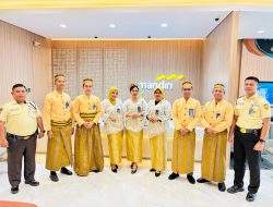 Semangat Hari Kartini, Bank Mandiri Cabang Palopo Layani Nasabah dengan Berbaju Adat Sulsel