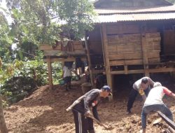 Polsek Saluputti Bantu Evakuasi Material Longsor di Rumah Warga di Malimbong