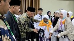Perjuangan Nenek Nursadek, Seorang Penyapu Jalanan Menuju Tanah Suci