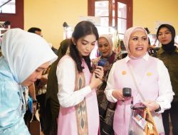 Istri Wapres Gibran Rakabuming Raka Beri Pujian Saat Kunjungi Stand Palopo di Pameran Dekranasda