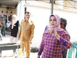 PSU,  Pj Wali Kota dan Ketua TP PKK Palopo Mencoblos di TPS 002 Salekoe