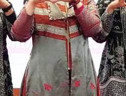 Isnada Firmanza Perkenalkan Gaun Motif Patikala