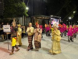 Pj Wali Kota dan Ketua TP PKK Pimpin Karnaval Palopo di Ajang APEKSI 2025