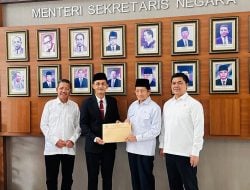 Bersama Menteri Agama, Rektor Abbas Terima Perpres UIN Palopo di Kemensetneg