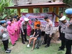 Polres Tana Toraja Beri Bantuan Kursi Roda Bagi Korban Lakalantas